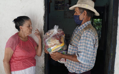 Alcaldía de Bucaramanga inicia entrega de mercados a adultos mayores