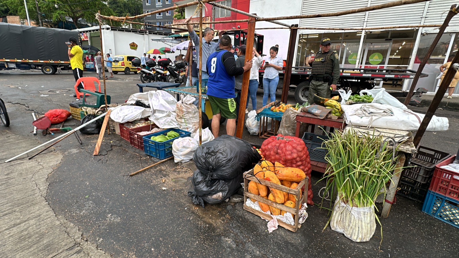 Control de sensibilización a vendedores y transportadores informales del  barrio Colorados llevó a cabo la Alcaldía de Bucaramanga